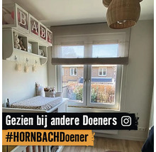 Babykamer met commode, plank en raam met rolgordijnen