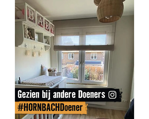 Babykamer met commode, plank en raam met rolgordijnen