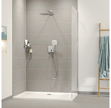 Badkamer met douche, douchebak, kraan en handdoekladder