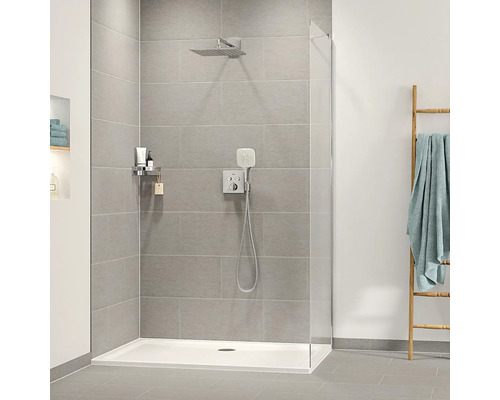 Badkamer met douche, douchebak, kraan en handdoekladder