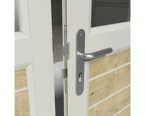 Detailweergave van een witte deur met zilverkleurige deurklink en slot