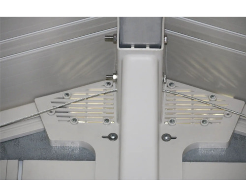 Detailweergave van de metalen structuur van een tuinhuis met ventilatieroosters en bevestigingselementen.