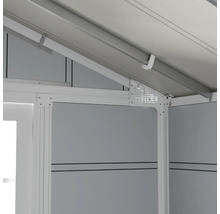 Detailopname van het interieur van een tuinhuis met dakconstructie en wandelementen