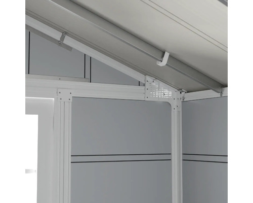 Detailopname van het interieur van een tuinhuis met dakconstructie en wandelementen