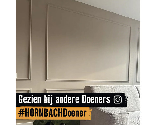 Wanddecoratie met sierlijsten in de woonkamer