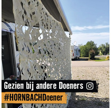 Camouflagenet als privacyscherm bij caravan