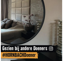 Decoratieve slaapkamer met bed, nachtkastje en ronde spiegel