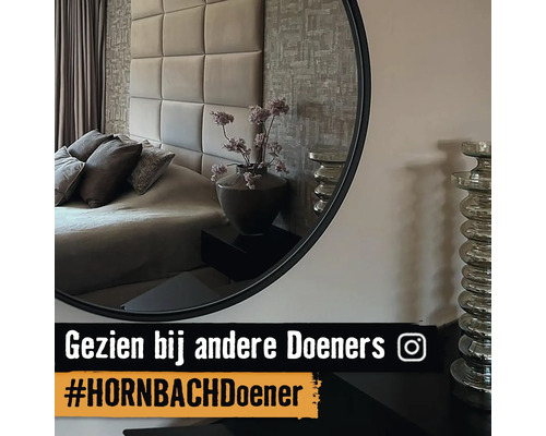 Decoratieve slaapkamer met bed, nachtkastje en ronde spiegel