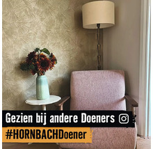 Woonkamerscène met fauteuil, staande lamp, tafel, bloemenvaas en behang
