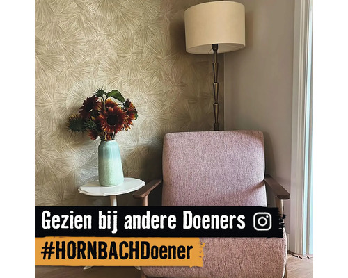 Woonkamerscène met fauteuil, staande lamp, tafel, bloemenvaas en behang