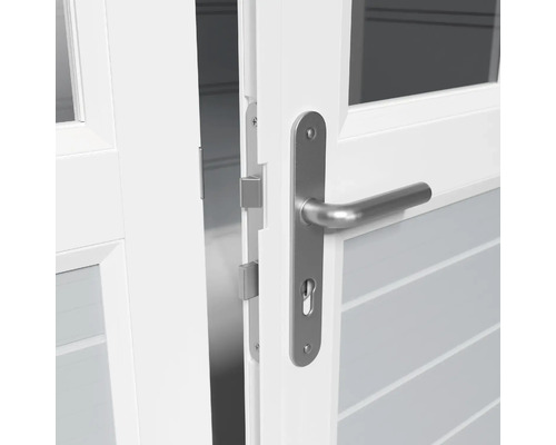 Openstaande witte deur met zilverkleurige deurklink en slot