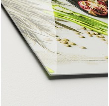 Acrylglasfoto met een close-up van asperges en granaatappel
