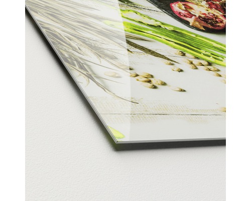 Acrylglasfoto met een close-up van asperges en granaatappel