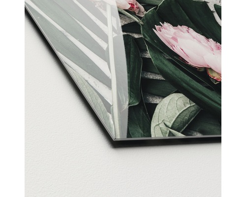Close-up van een hoek van een acrylglasfoto met bloem- en bladerpatroon