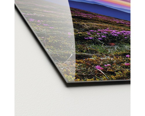Close-up van een acrylglasplaat met berglandschap