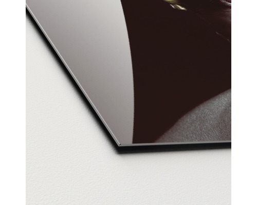 Detailweergave van een moderne wanddecoratie met een glanzend oppervlak