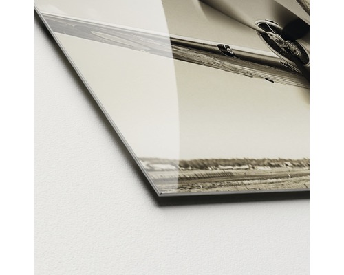 Close-up van een acrylglasplaat met vliegtuigmotief