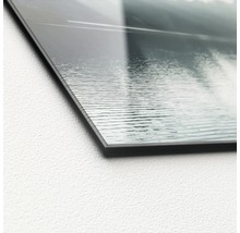 Close-up van een acrylglasplaat met landschapsmotief