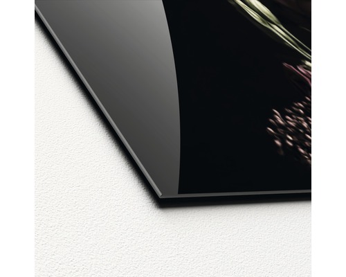 Detail van een glazen plaat met bloemmotief