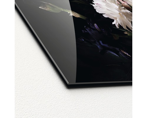 Detailopname van een glazen decoratie met bloemmotief