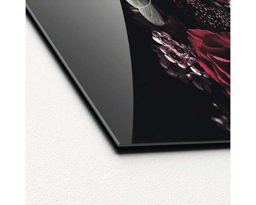 Detail van een glazen schilderij met bloemmotief