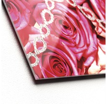 Close-up van een acrylglasplaat met rozenmotief en decoratieve elementen