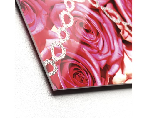 Close-up van een acrylglasplaat met rozenmotief en decoratieve elementen