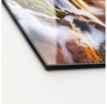 Close-up van een acrylglasplaat met een watervalmotief