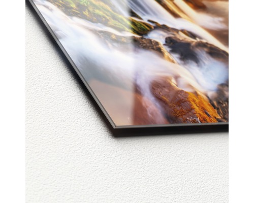 Close-up van een acrylglasplaat met een watervalmotief