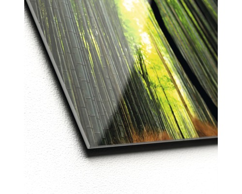 Close-up van een glazen schilderijdecoratie met bamboebosmotief