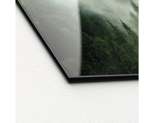 Detailopname van een glazen wanddecoratie met bosmotief