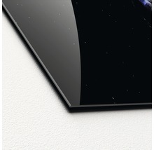 Detailopname van een glasplaat met afbeelding van de ruimte