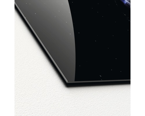 Detailopname van een glasplaat met afbeelding van de ruimte