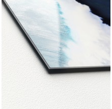 Detailopname van een aluminium composiet paneel met abstract patroon