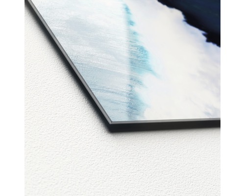 Detailopname van een aluminium composiet paneel met abstract patroon