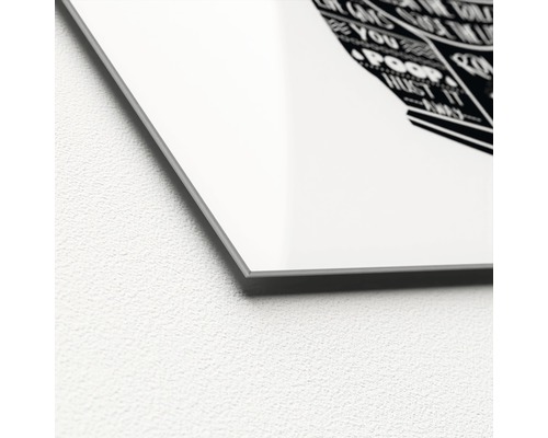 Detailopname van een acrylglasplaat met typografisch ontwerp.