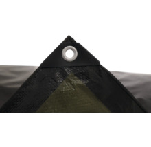 Detailopname van een afdekzeil met oog voor bevestiging.