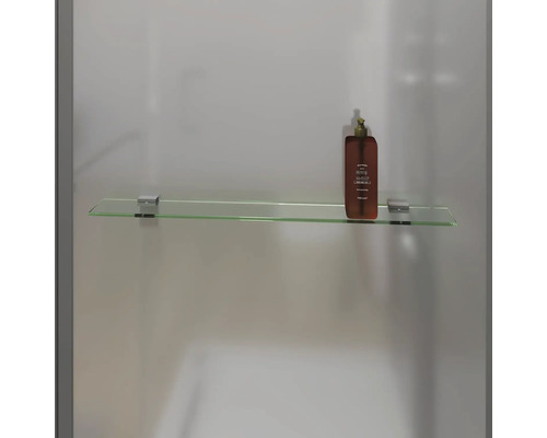 Glazen plank met een fles erop