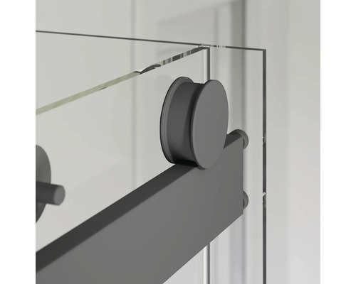 Detail van een douchecabine met schuifdeur en beslag