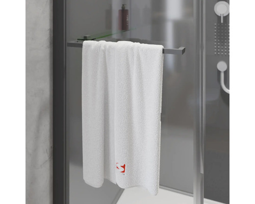 Witte handdoek hangt aan een handdoekrek in de badkamer.