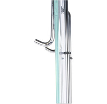 Detailopname van een douchewand met handdoekhaken