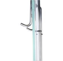 Detailopname van een douchepaneel met haken en glazen plank