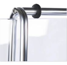 Detail van een metalen douchecabinebevestiging met afdichting