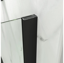 Detail van een douchecabine met zwart frame en transparant glas