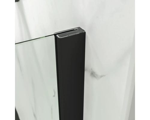 Detail van een douchecabine met zwart frame en transparant glas