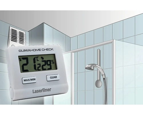 Digitale hygrometer in de badkamer voor het meten van temperatuur en luchtvochtigheid.