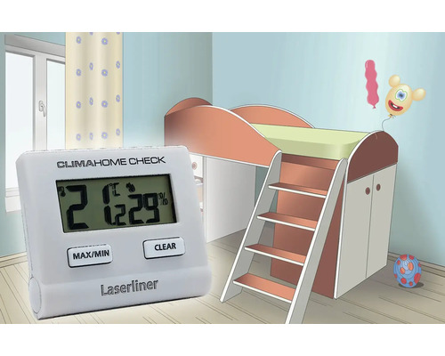 Kamerfoto met digitale thermo-hygrometer in de kinderkamer naast een hoogslaper.