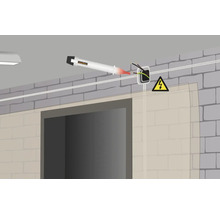 Spanningstester in gebruik bij een elektrische installatie met waarschuwingsteken voor elektrische spanning.