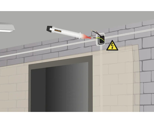 Spanningstester in gebruik bij een elektrische installatie met waarschuwingsteken voor elektrische spanning.