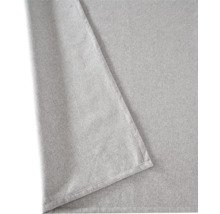 Gedetailleerde close-up van een stoffen tafelkleed met zoom